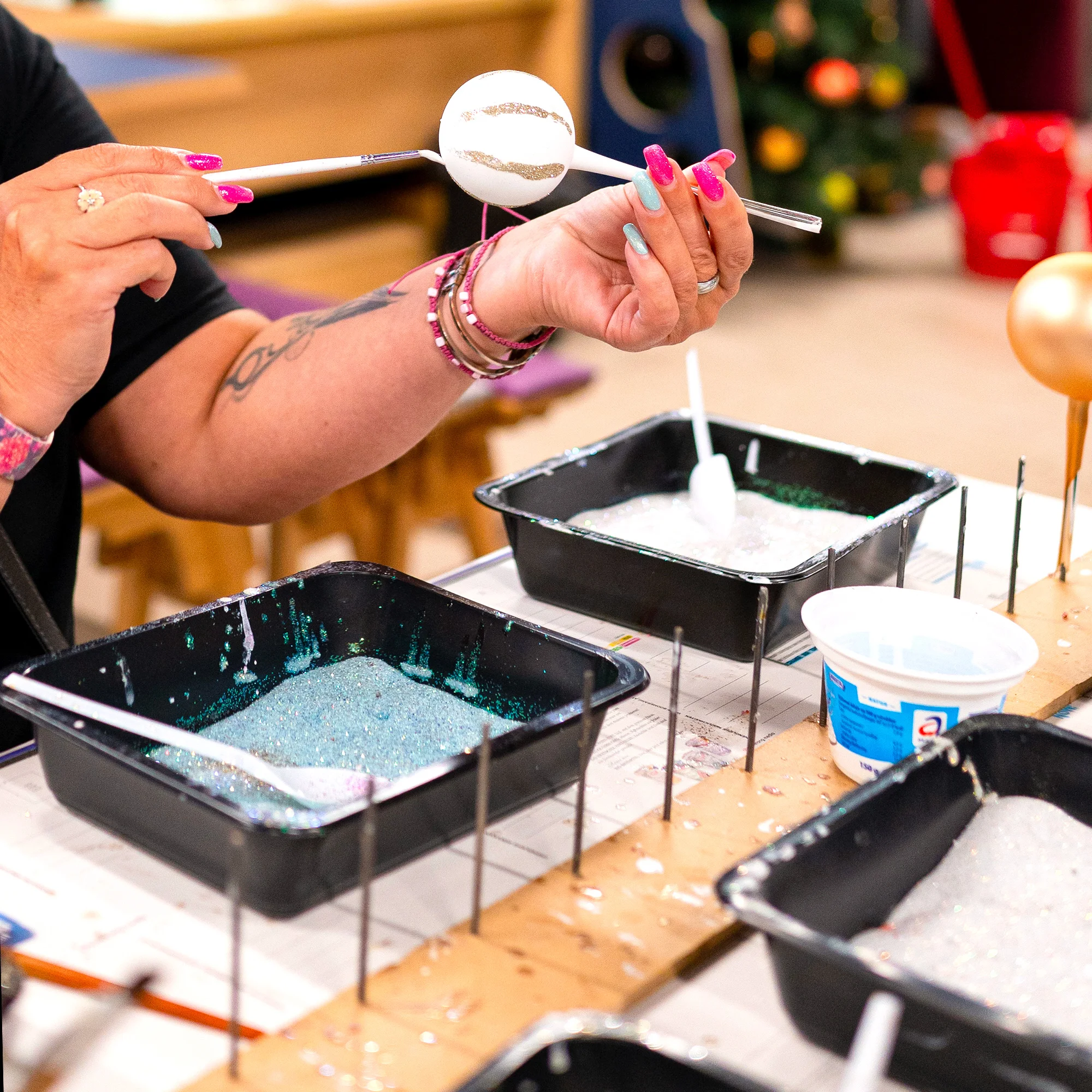 Výroba skleněných vánočních ozdob pro 2 osoby - Obrázek 2