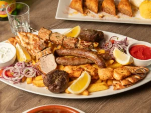 Řecké menu s dezertem a lahví vína pro 2 osoby