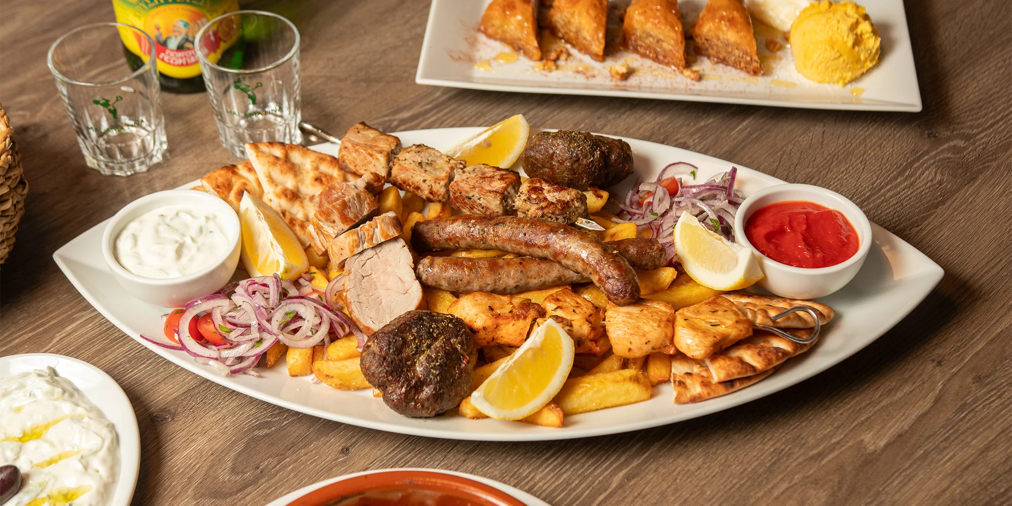 Řecké menu s dezertem a lahví vína pro 2 osoby