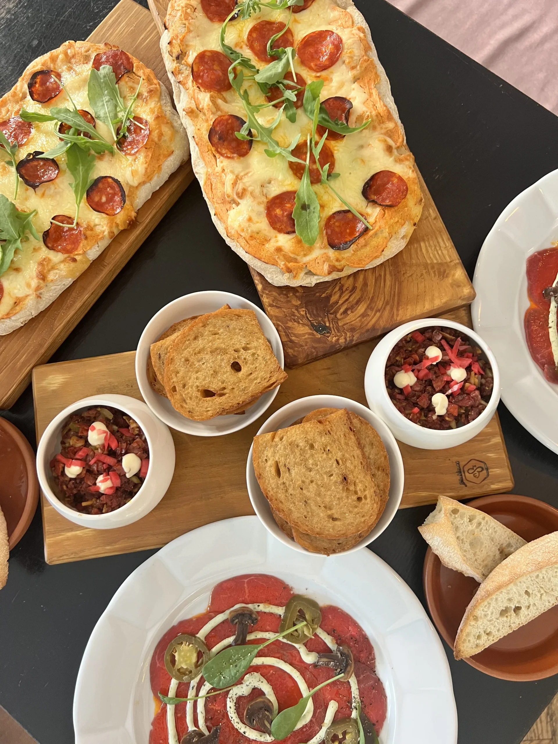 Jídlo pro 2 v tapas restauraci: tatarák i pinsa - Obrázek 9