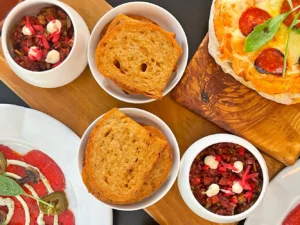 Jídlo pro 2 v tapas restauraci: tatarák i pinsa