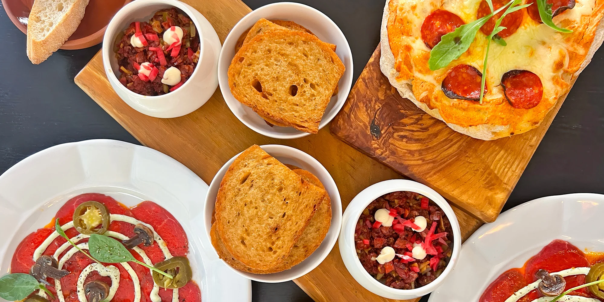 Jídlo pro 2 v tapas restauraci: tatarák i pinsa