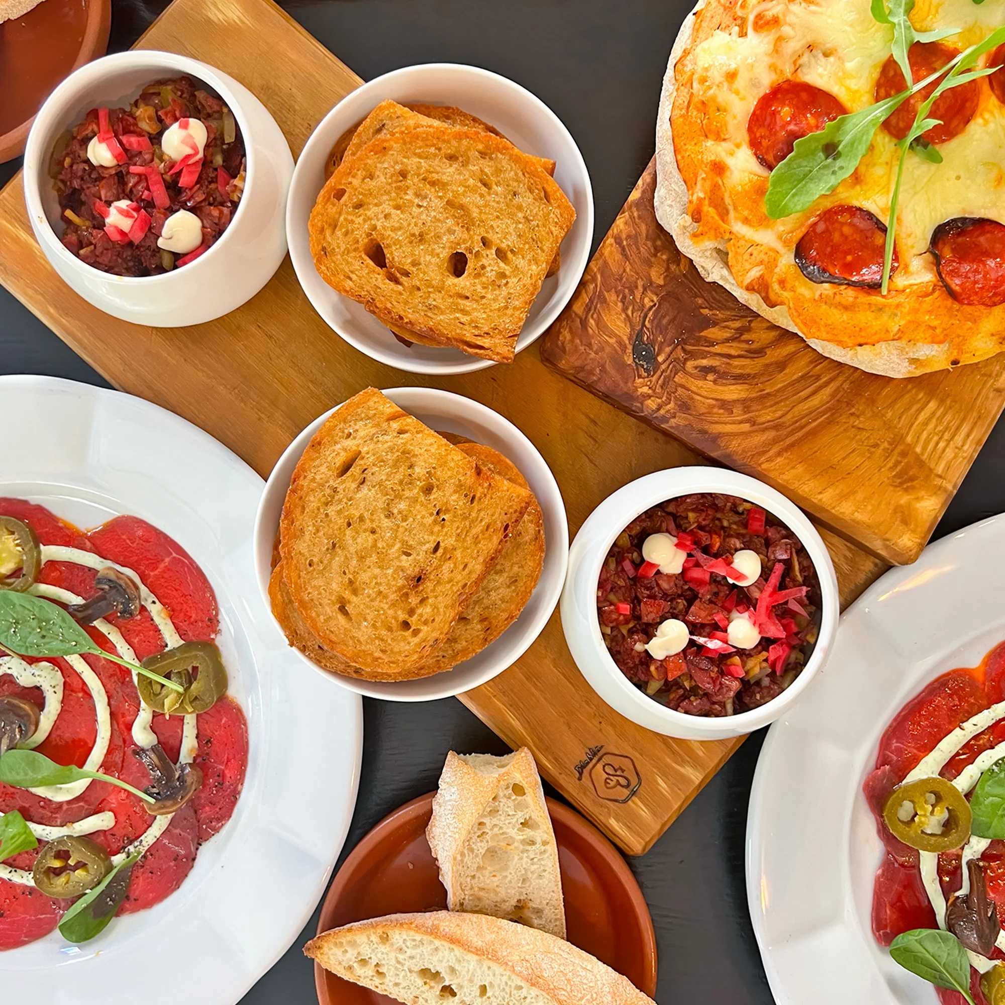 Jídlo pro 2 v tapas restauraci: tatarák i pinsa - Obrázek 2