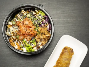 Poke bowl dle výběru a jarní závitek: 1-2 osoby