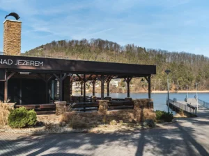 3chod. menu i s lahví vína na břehu Máchova jezera