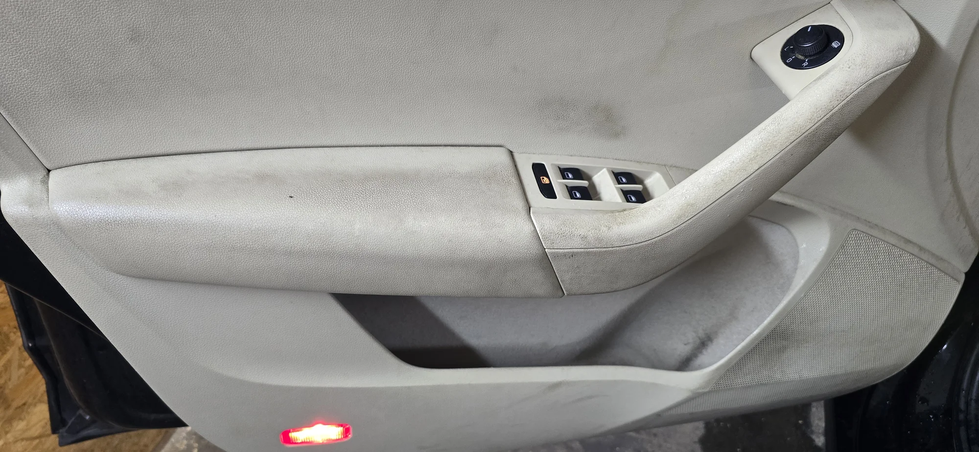 Profesionální čištění interiéru vozu: sedáky, koberce i kufr - Obrázek 6