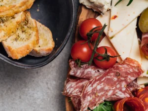 Degustační prkénko pro dva: sýry, uzeniny i lahev vína