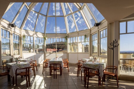 Pobyt v Mariánských Lázních v Hotelu Flora *** s neomezeným bazénem, polopenzí a 20% slevou na procedury - Obrázek 3