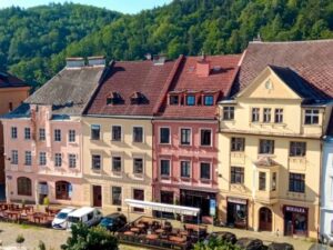 Pobyt jen 120 m od hradu Loket v Penzionu Atmosféra *** se snídaní/polopenzí, welcome drinkem a kávou