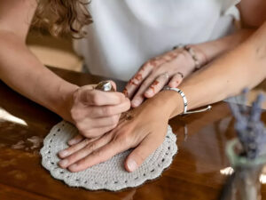 Malování na kůži přírodními barvami: henna nebo jagua