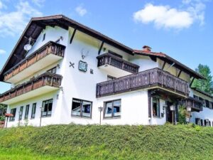 Bavorsko a Šumava jen 1,5 km od hranic s Českem v Penzionu Šumaváček se snídaní či polopenzí a kuželkami