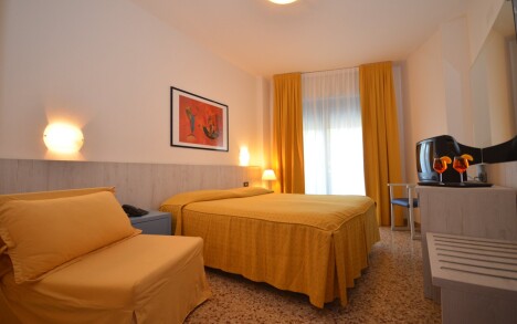 Benátsko: Bibione jen 2 minuty od pláže v Hotelu Olimpia *** se snídaní/polopenzí, bazénem a animacemi + slevy - Obrázek 4