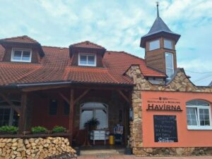 Moravský kras u zámku v Letovicích: Penzion Havírna se snídaní nebo polopenzí a bowlingem + masáž a litr vína