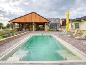 Podhajská jen 300 m od termálního koupaliště v Penzionu U Vodníka se snídaní či polopenzí a masáží + sleva