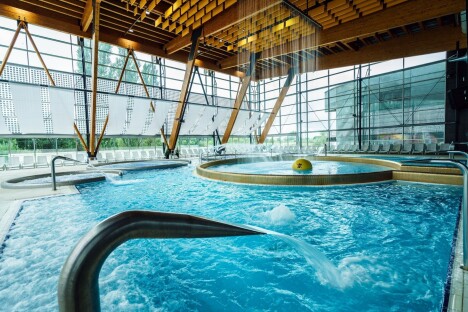 Vysoké Tatry u ski areálů: Pobyt v Royal Village se snídaní formou bufetu + vstup do wellness a Prosecco - Obrázek 2