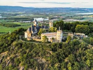 Teplice a České středohoří blízko ski areálů: Pobyt na historickém Hradě Doubravka + úschovna lyží a parkování