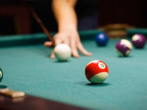 Hodina kulečníku, šipek nebo kino s občerstvením