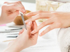 Pevné a krásné nehty: suchá manikúra či zpevnění