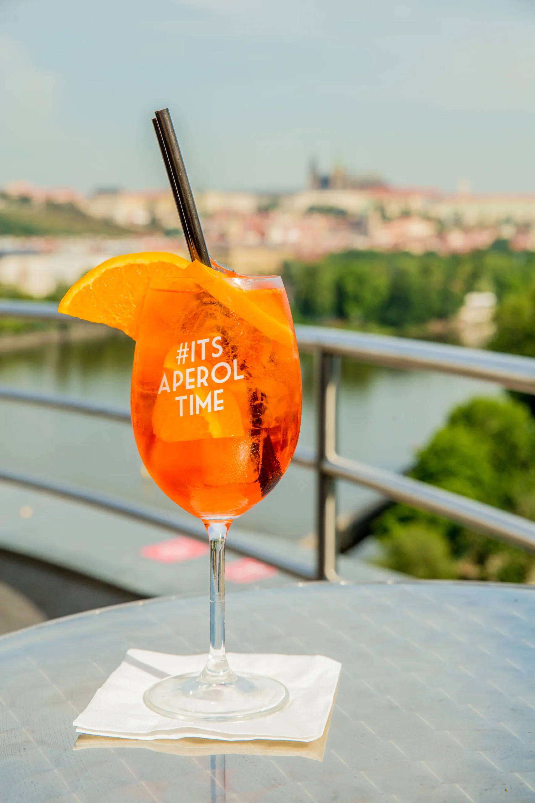Drink v nejvyšším patře Tančícího domu v Glass Baru - Obrázek 7