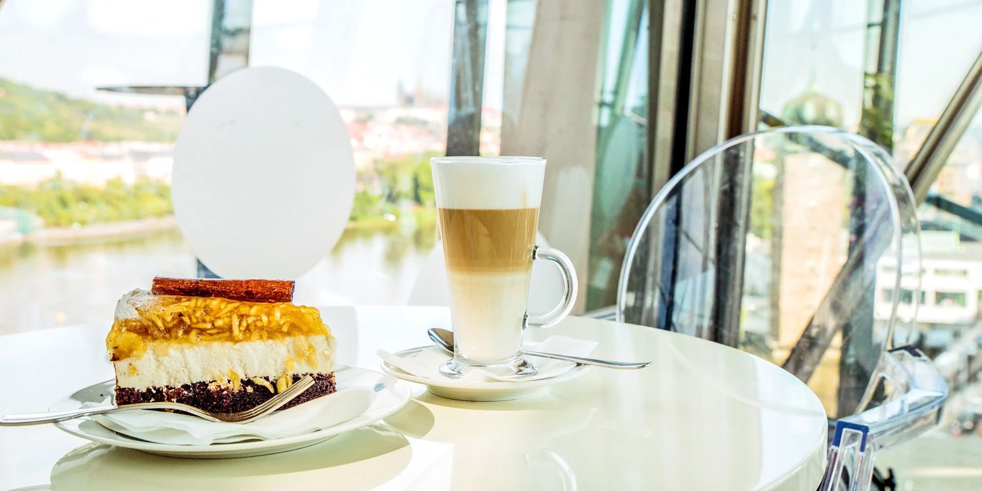 Drink v nejvyšším patře Tančícího domu v Glass Baru - Obrázek 10