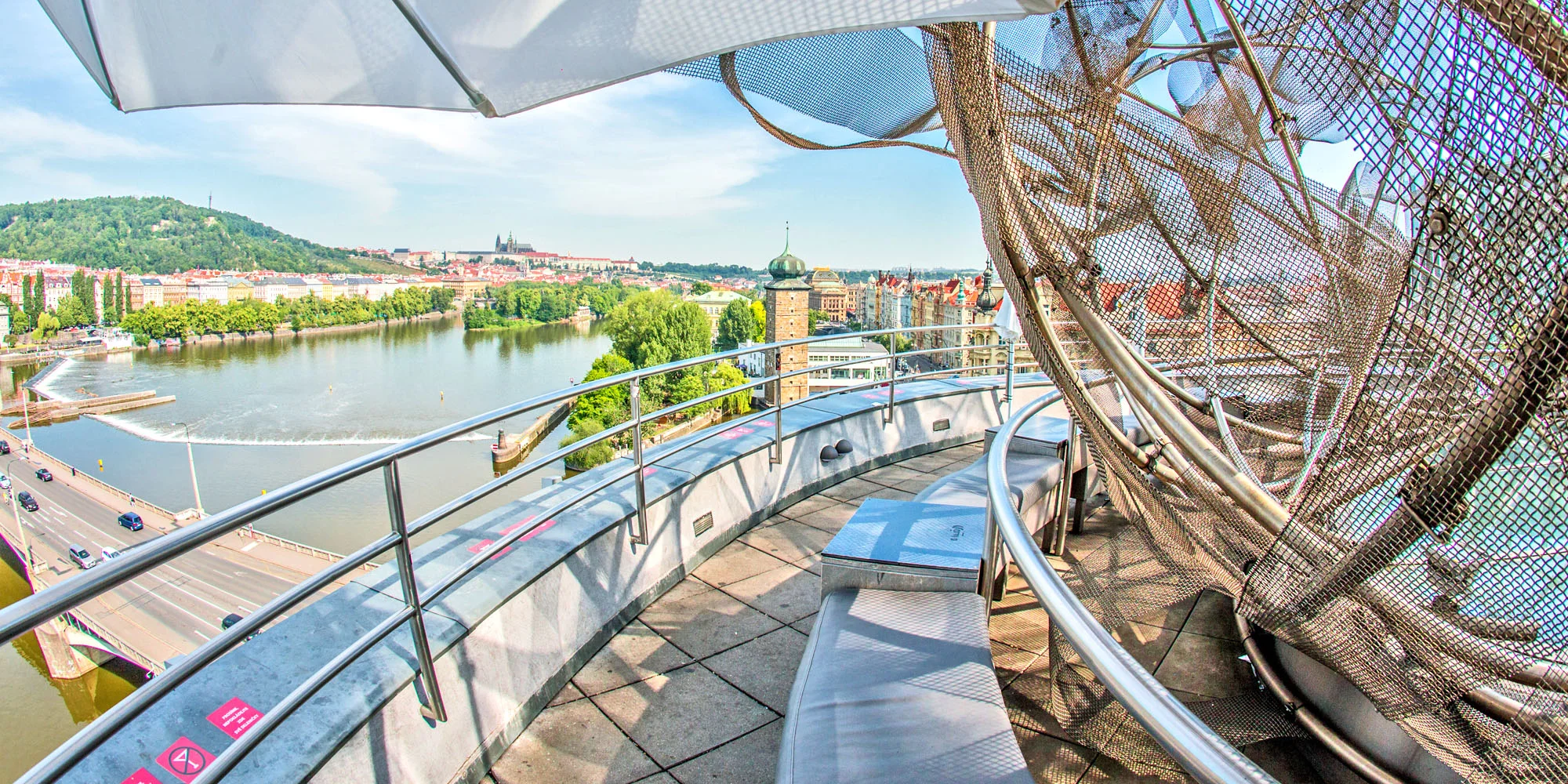 Drink v nejvyšším patře Tančícího domu v Glass Baru - Obrázek 3