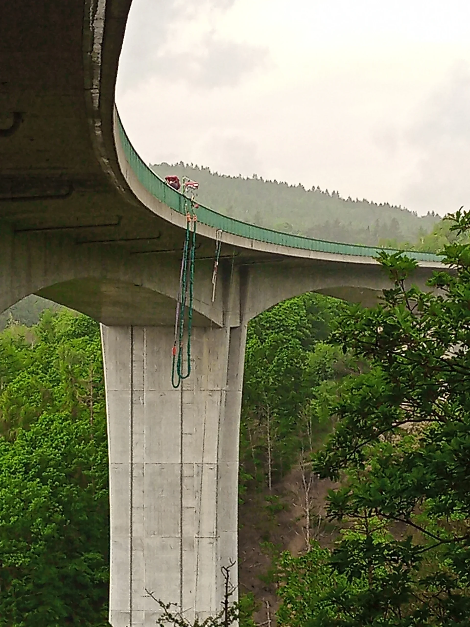 Extrémní bungee jumping z nejvyššího mostu v ČR - Obrázek 9