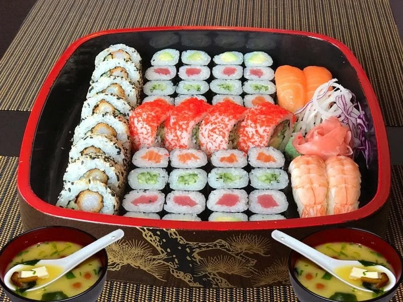 Sety s 24–72 ks sushi, miso polévkami či závitky - Obrázek 7