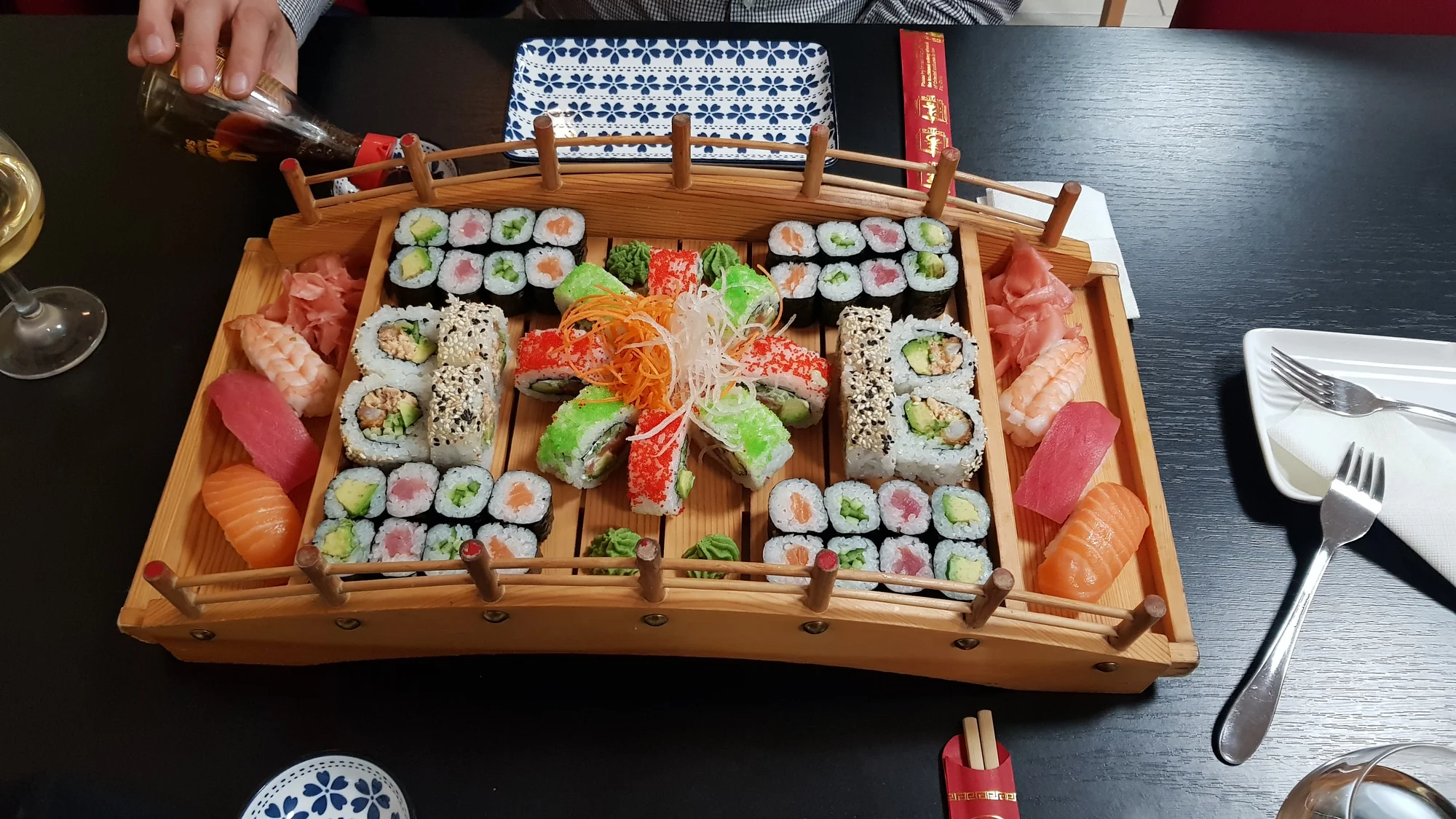 Sety s 24–72 ks sushi, miso polévkami či závitky - Obrázek 6