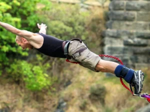 Extrémní bungee jumping z nejvyššího mostu v ČR