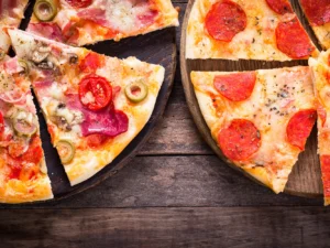 1 či 8 kousků pizzy dle výběru i smažák v bulce