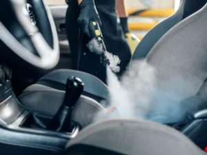 Čištění interiéru auta nebo tepování sedadel