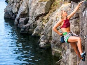 Výstup na ferratu ve skalnatém údolí Vltavy pro 1 os.