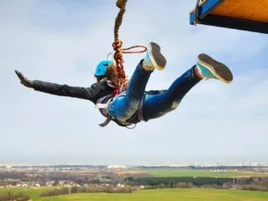 Extrémní bungee jumping z televizní věže či jeřábu