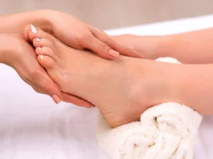 Základní ošetření chodidel medicinální pedikúrou