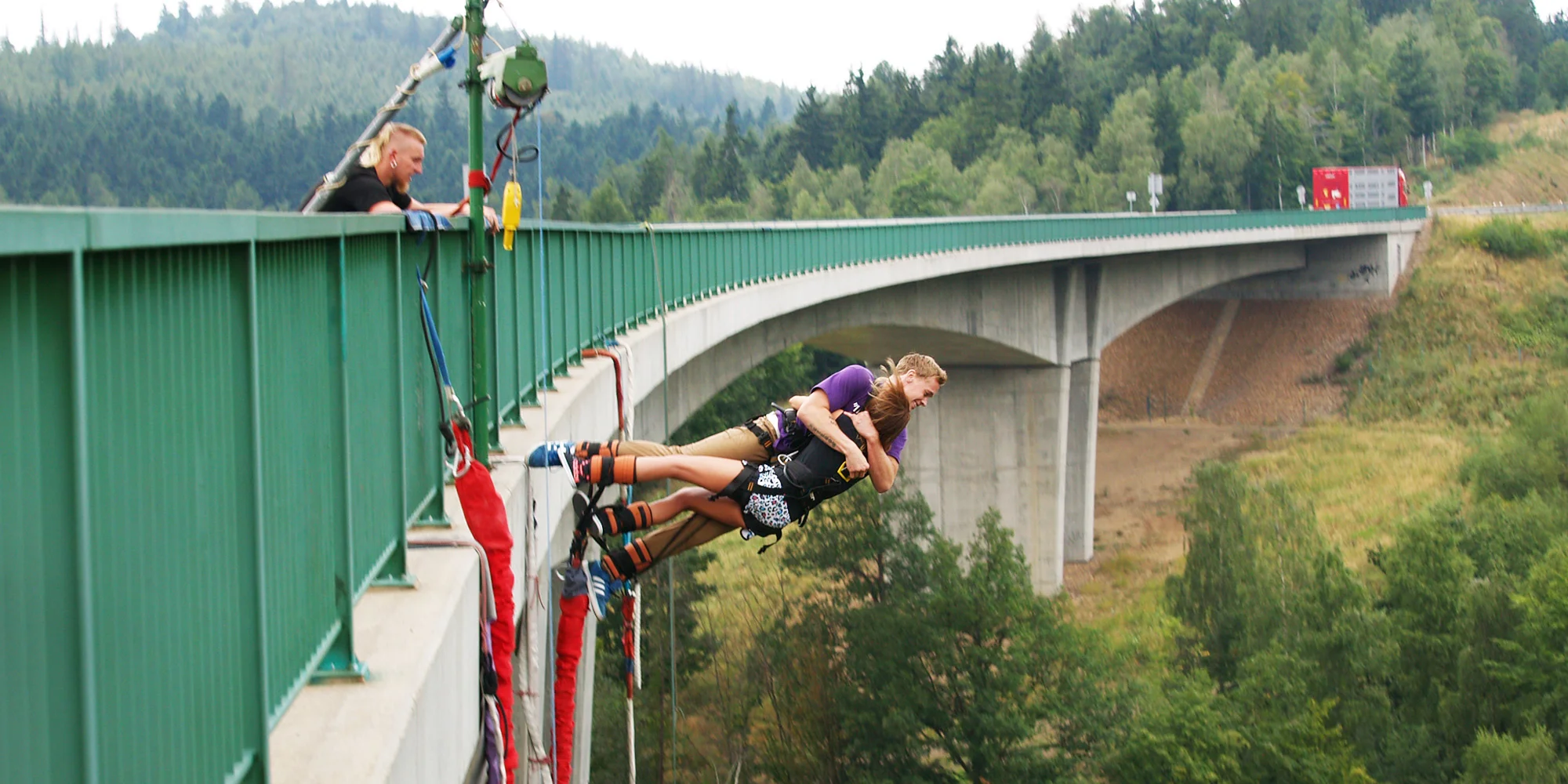 Extrémní bungee jumping z nejvyššího mostu v ČR - Obrázek 7