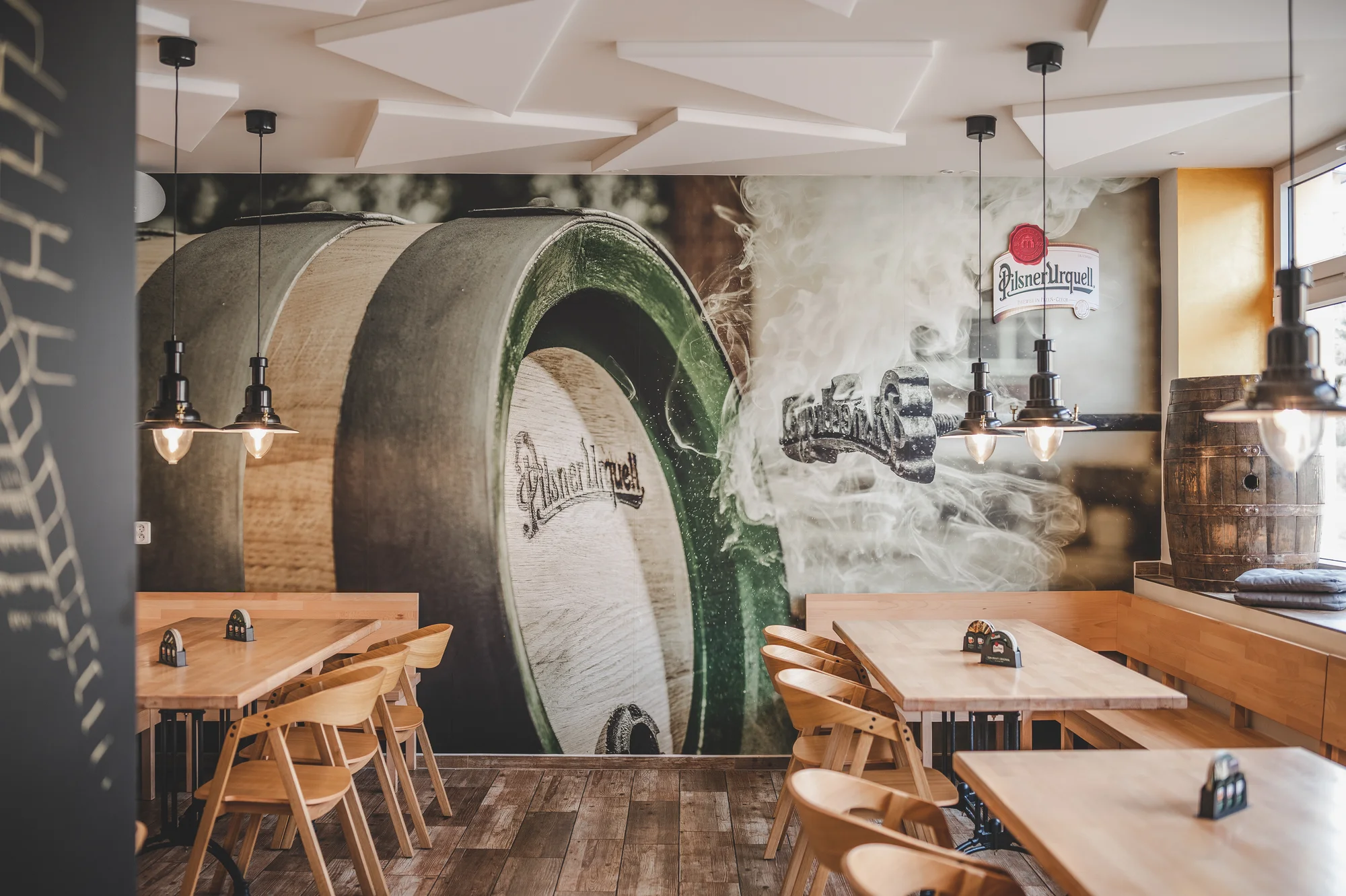 500 g grilovaných vepřových žeber, omáčky a pečivo - Obrázek 7