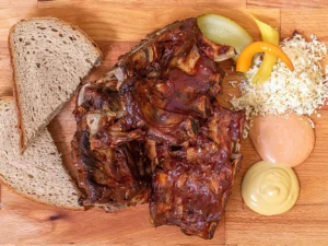 500g grilovaná vepřová žebírka, omáčky a pečivo