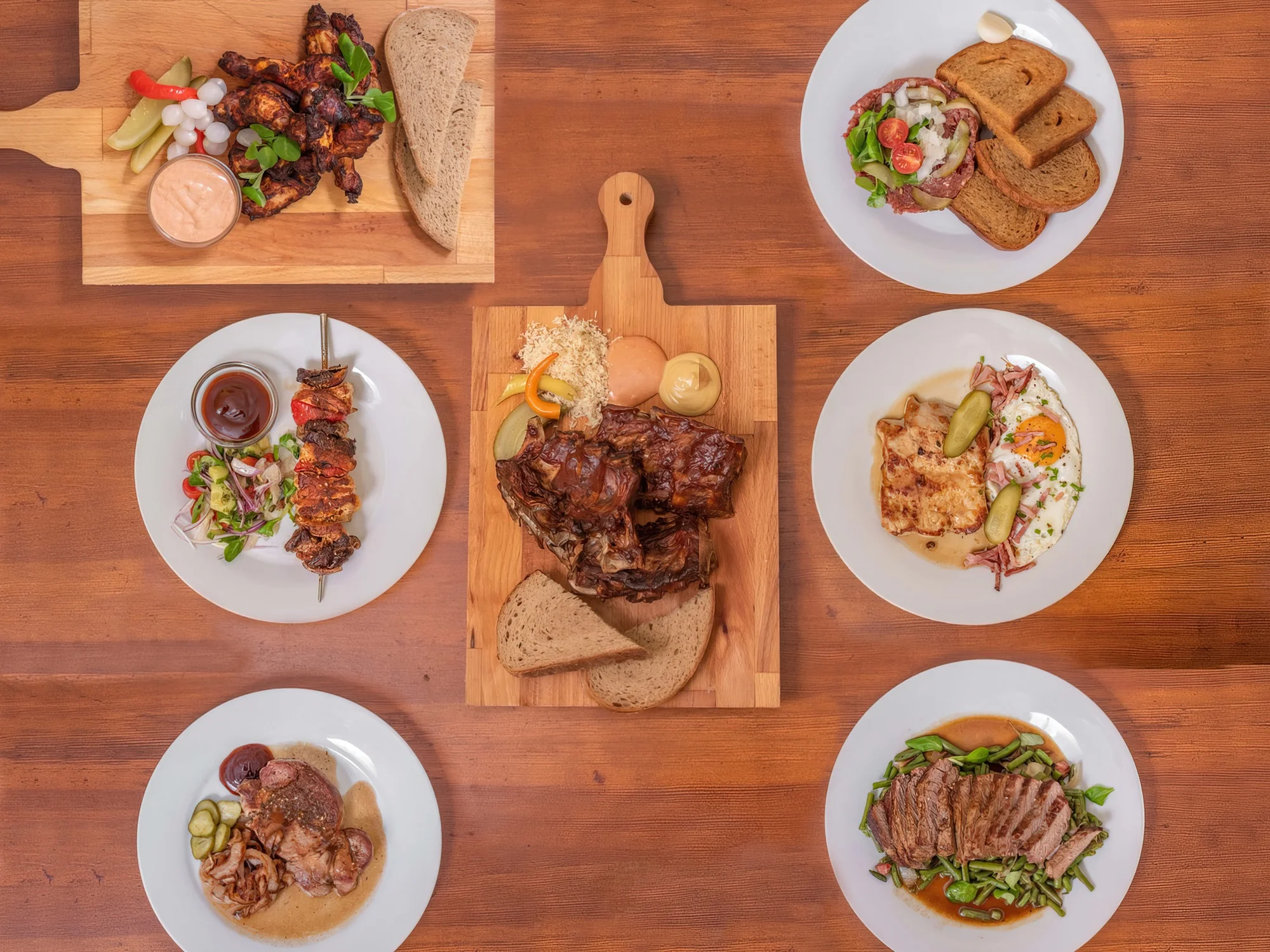 500 g grilovaných vepřových žeber, omáčky a pečivo - Obrázek 10