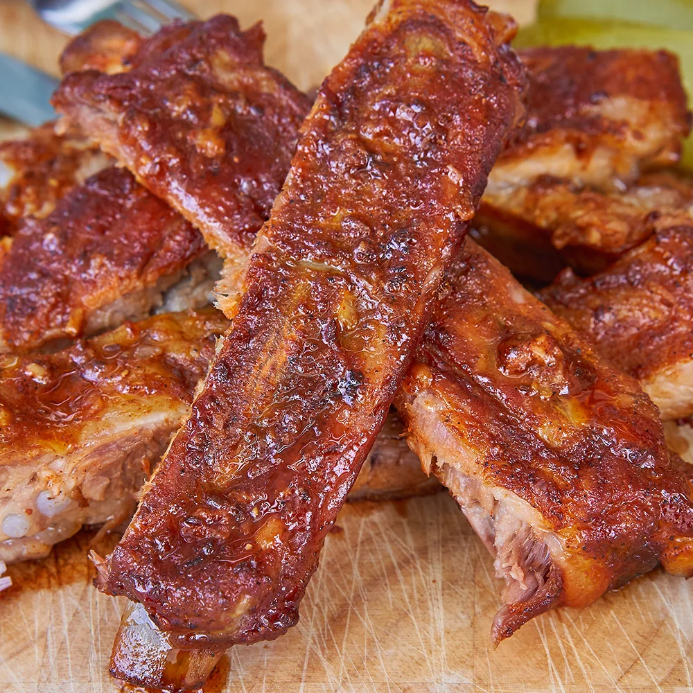 500 g grilovaných vepřových žeber, omáčky a pečivo - Obrázek 2