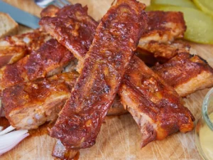 500 g grilovaných vepřových žeber, omáčky a pečivo