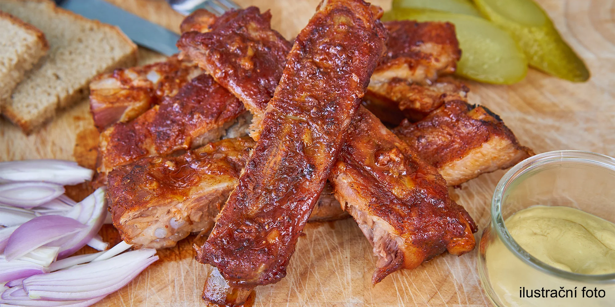 500 g grilovaných vepřových žeber, omáčky a pečivo