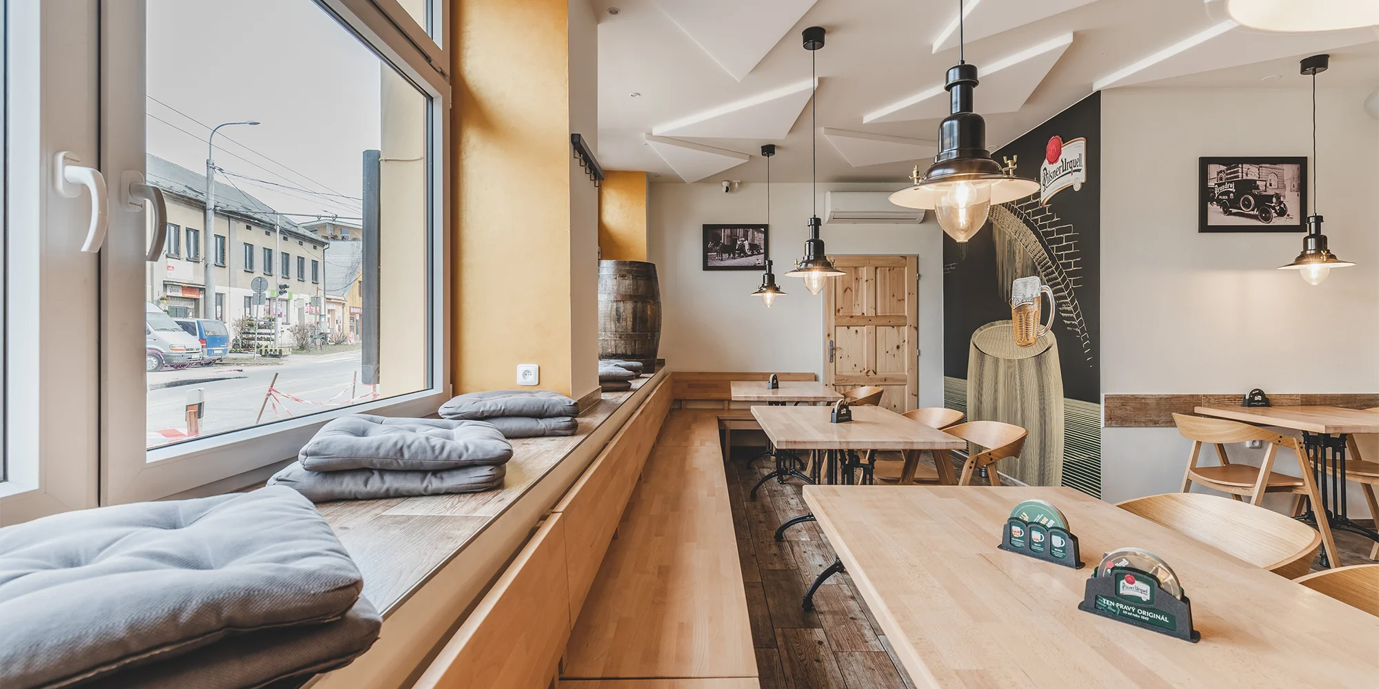 500 g grilovaných vepřových žeber, omáčky a pečivo - Obrázek 4