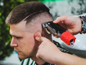 Balíčky péče od barbera: střih i masáž a kolínská