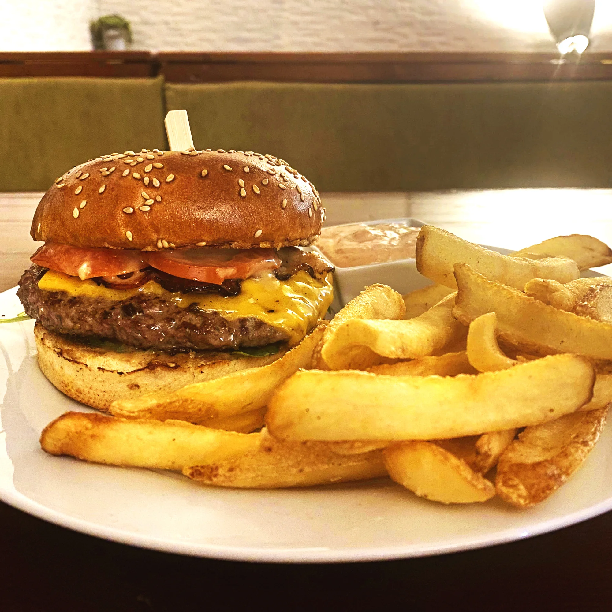 Burger hovězák z vyzrálého masa s hranolky i dipem - Obrázek 2