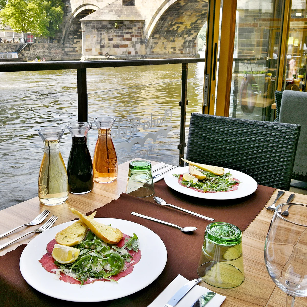 Karafa vína a carpaccio pro 2 u Karlova mostu - Obrázek 2