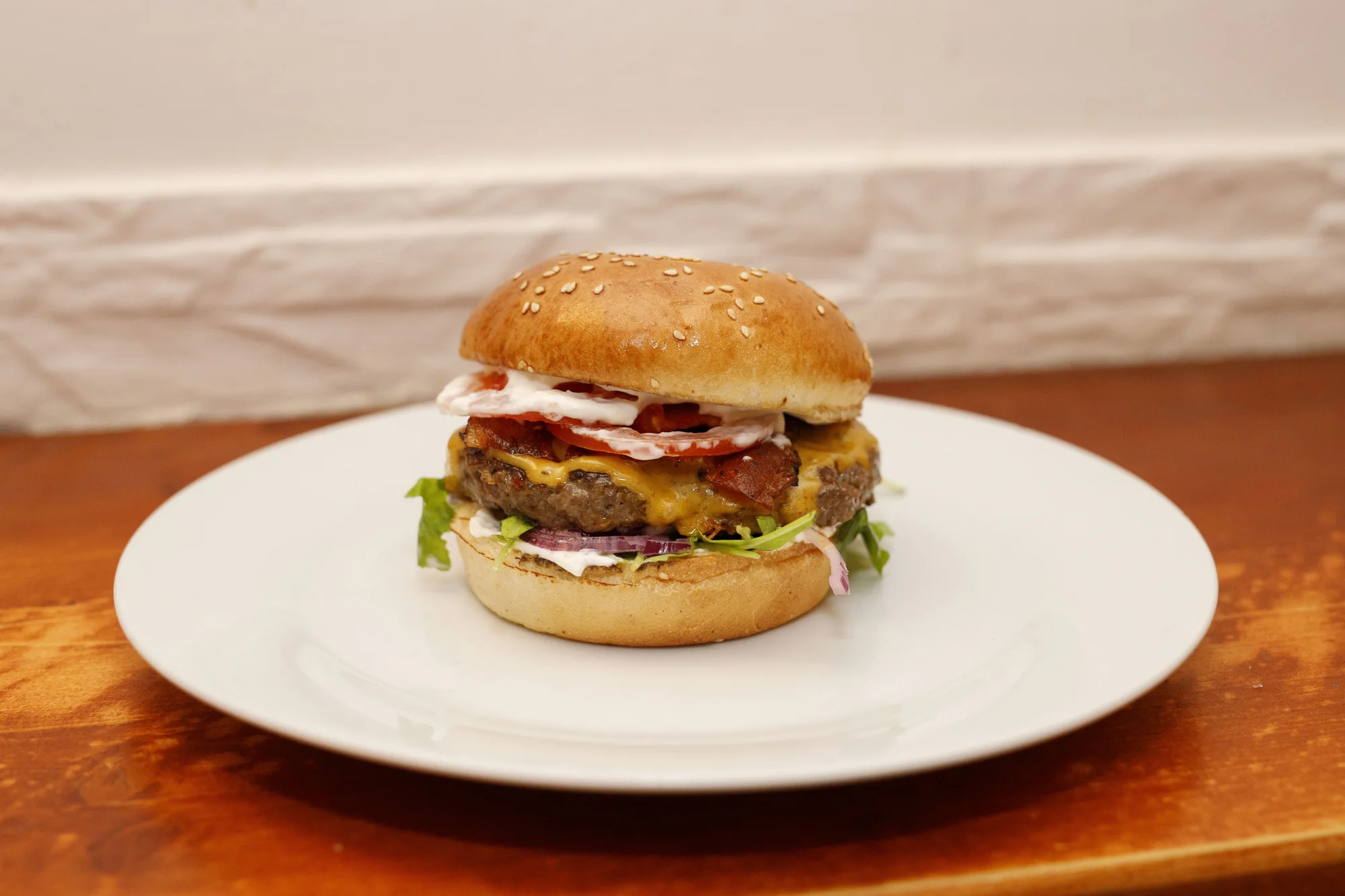 Burger hovězák z vyzrálého masa s hranolky i dipem - Obrázek 9