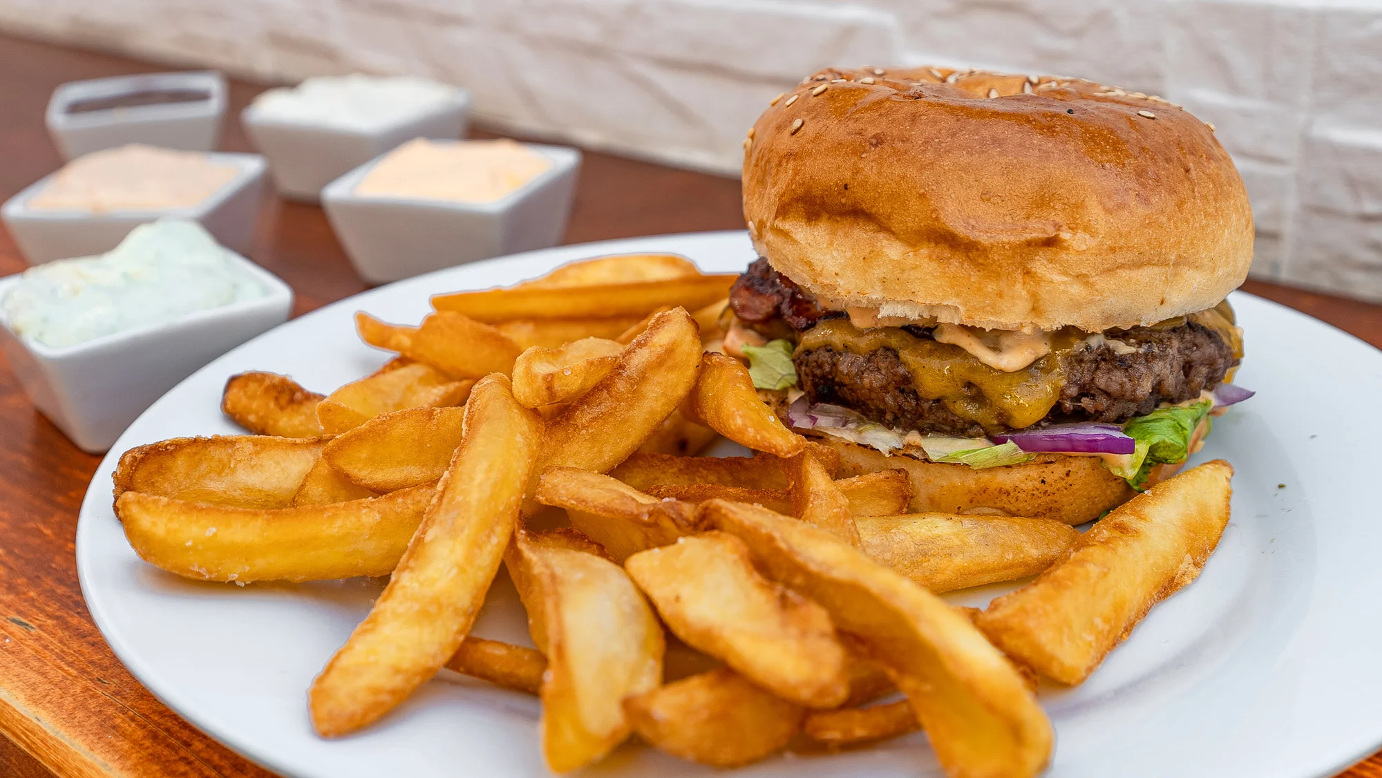 Burger hovězák z vyzrálého masa s hranolky i dipem - Obrázek 3