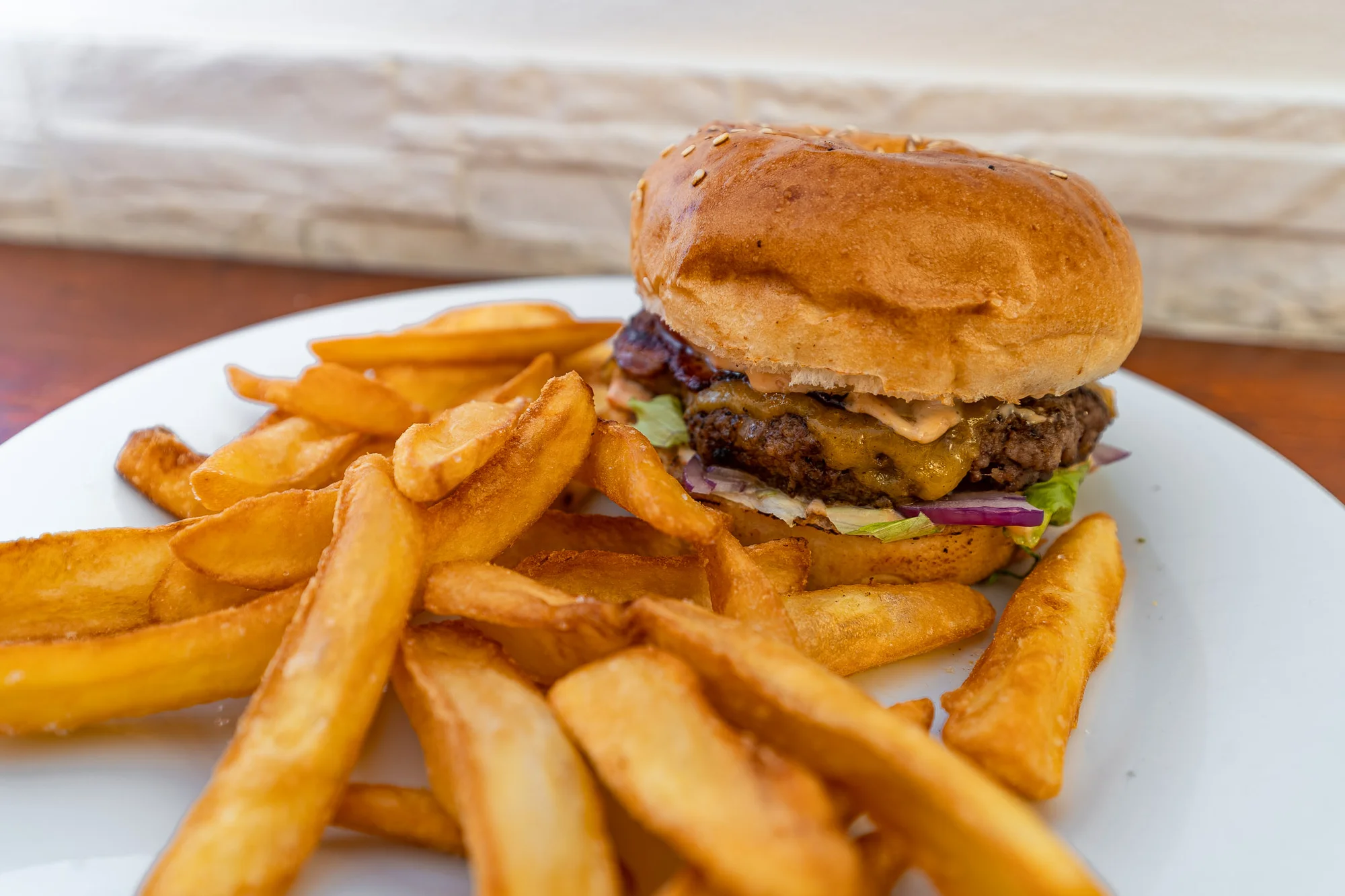 Burger hovězák z vyzrálého masa s hranolky i dipem - Obrázek 10