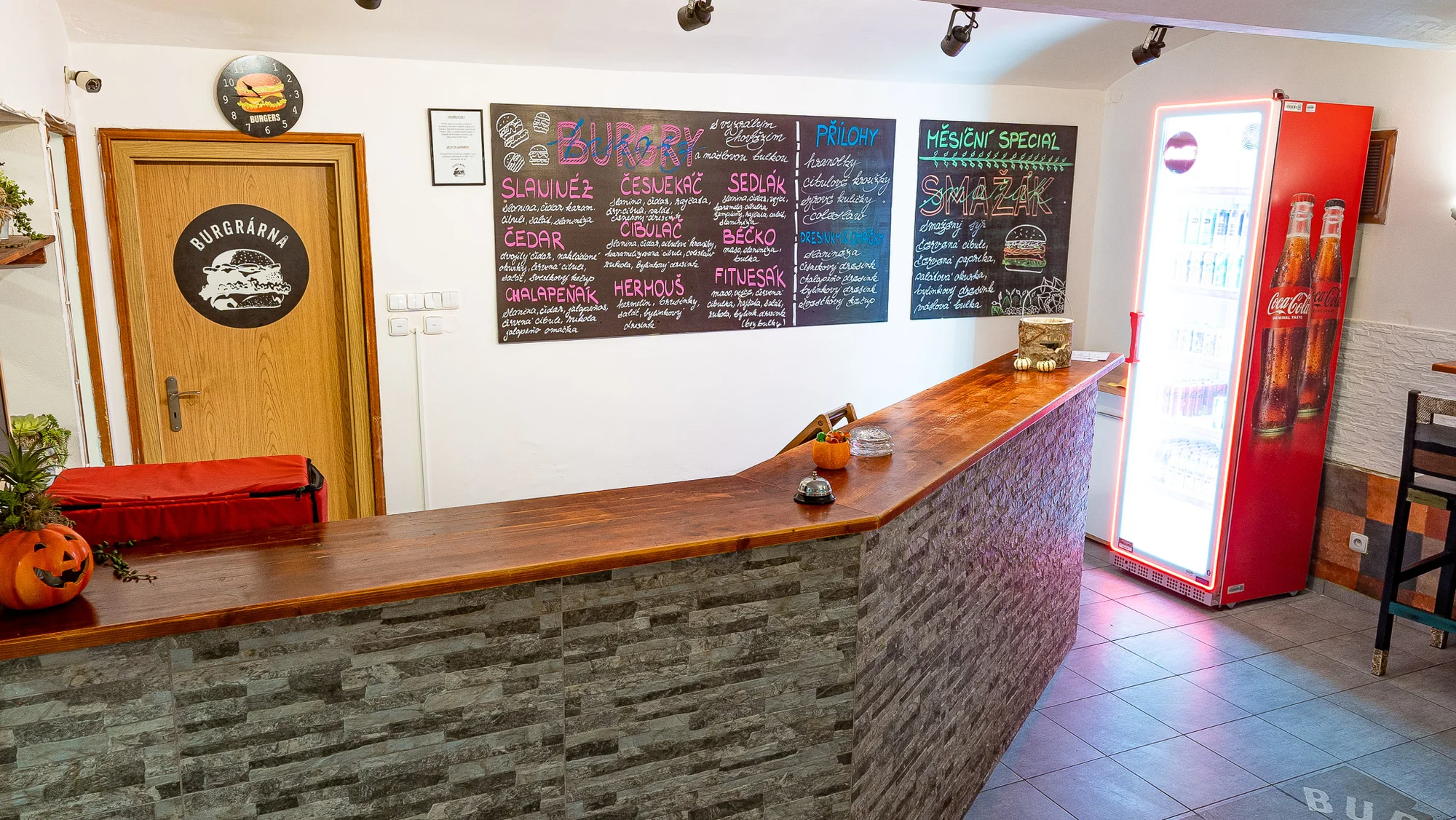 Burger hovězák z vyzrálého masa s hranolky i dipem - Obrázek 4