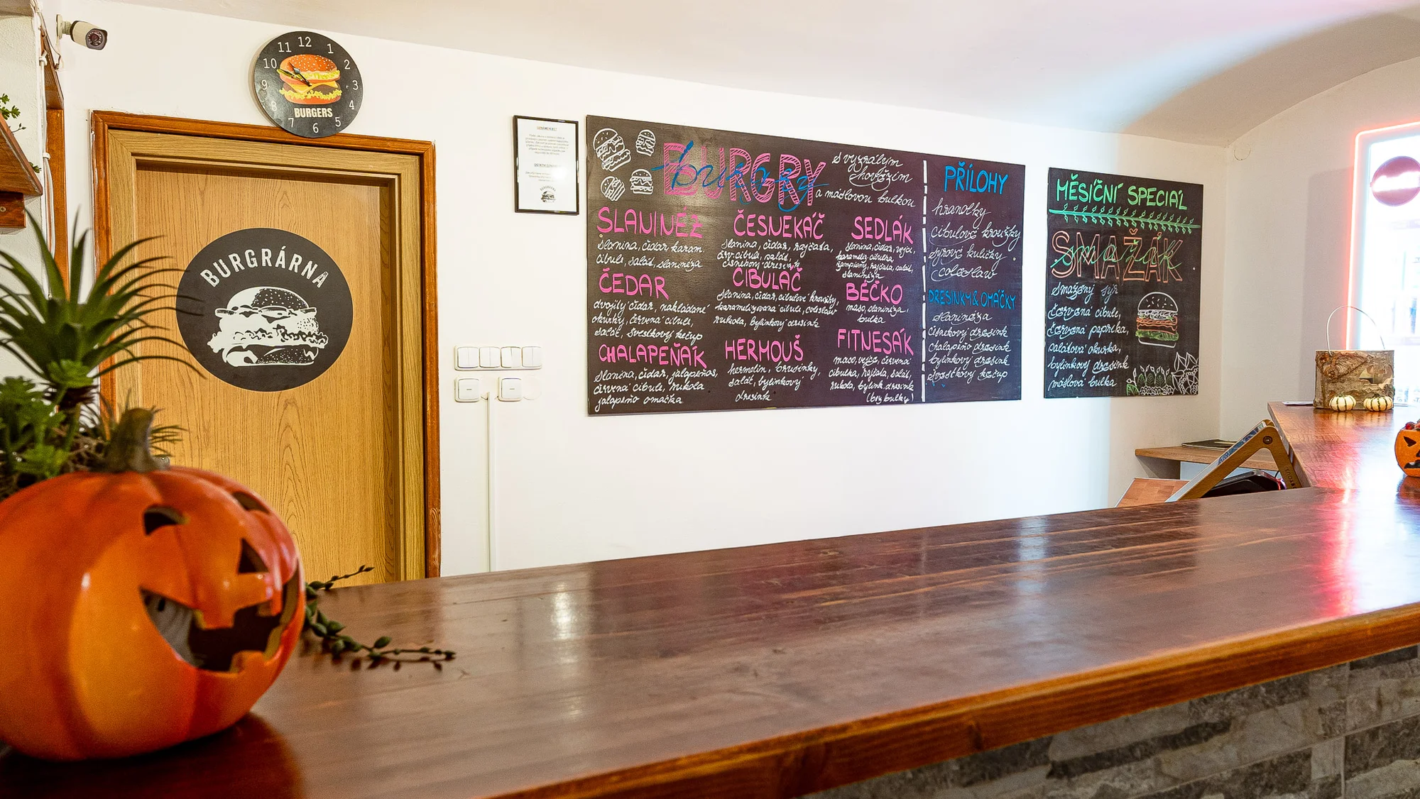 Burger hovězák z vyzrálého masa s hranolky i dipem - Obrázek 11